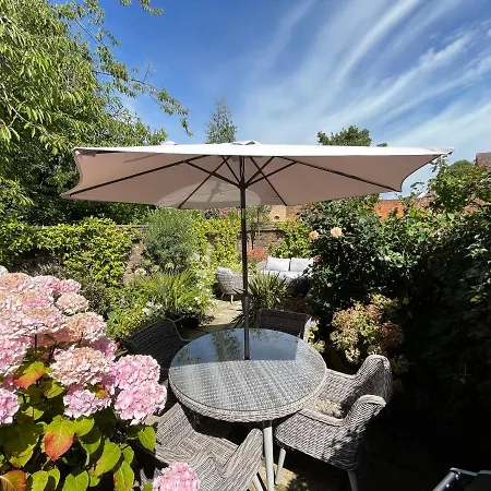 The Courtyard Villa Chichester Exterior photo