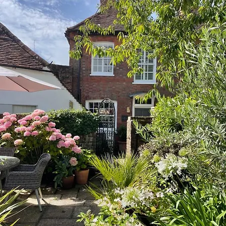The Courtyard Villa Chichester Exterior photo