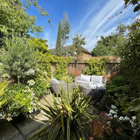 The Courtyard Villa Chichester Exterior photo